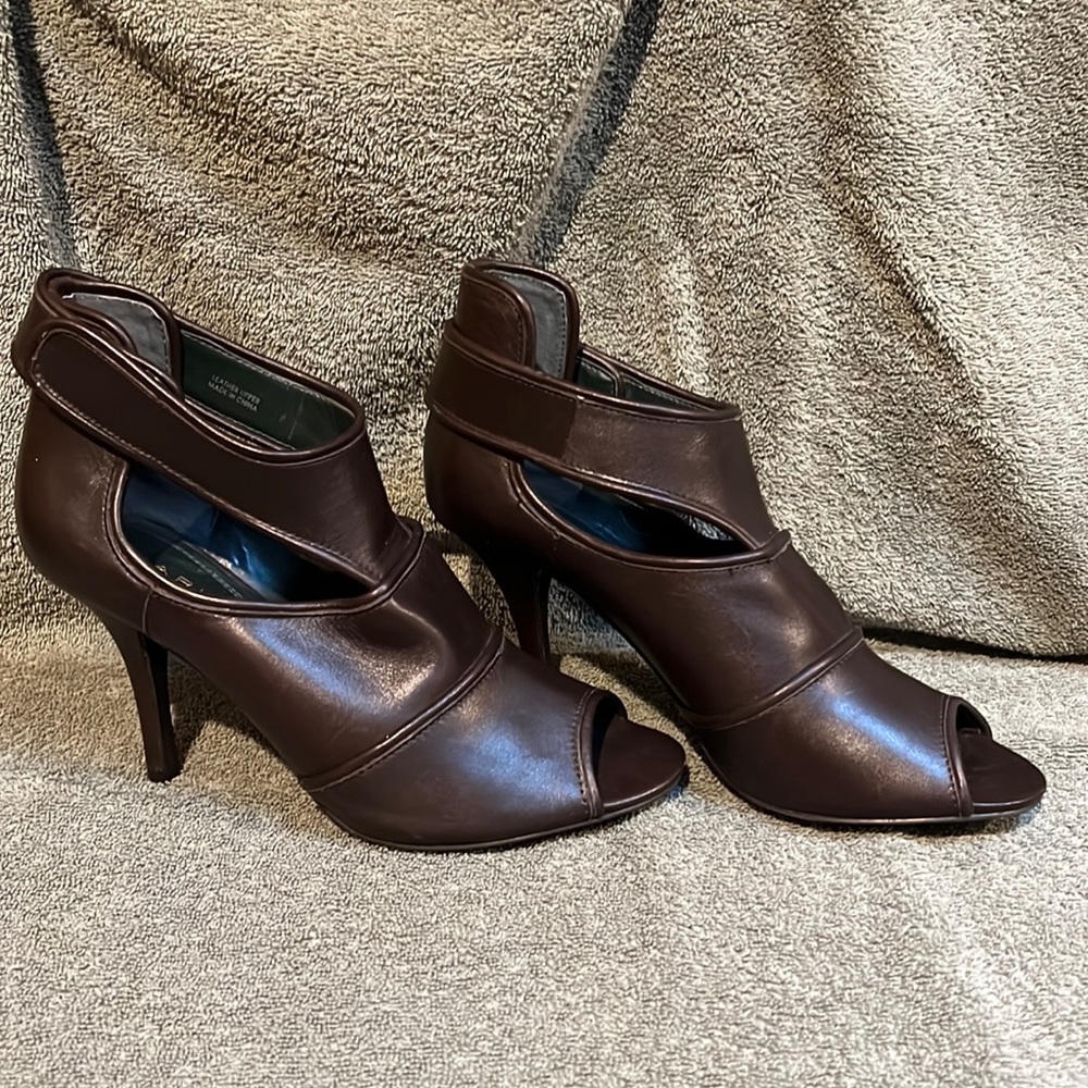 Tahari Laila shoe, 8M